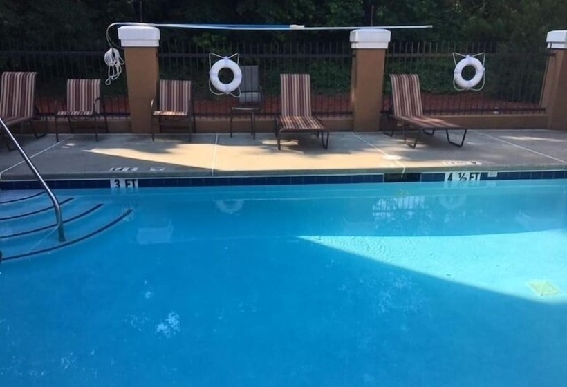 فندق Comfort Inn & Suites Peachtree Corners