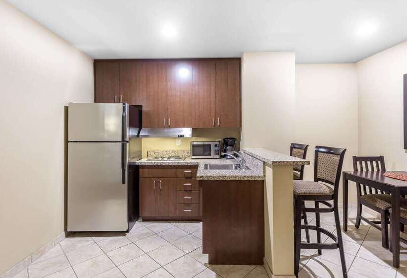 فندق Comfort Suites Charleston West Ashley