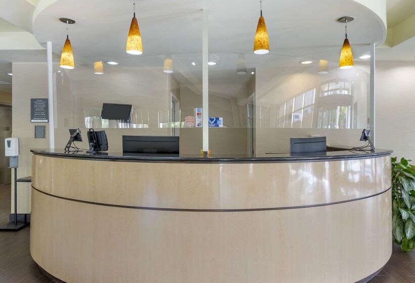 هتل Comfort Suites Columbia Northeast  Fort Jackson