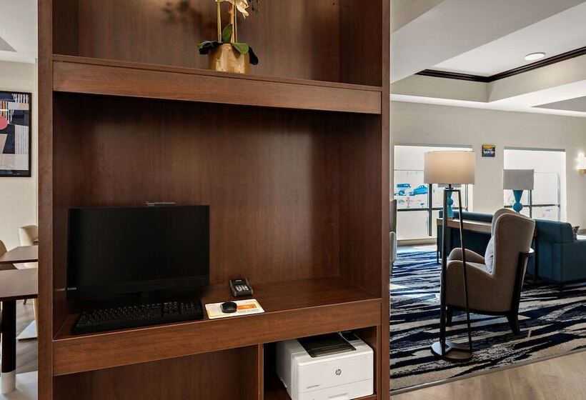 ホテル Comfort Suites Columbus East Broad