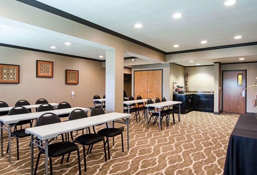 Отель Comfort Suites