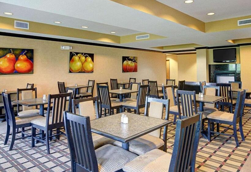 فندق Comfort Suites