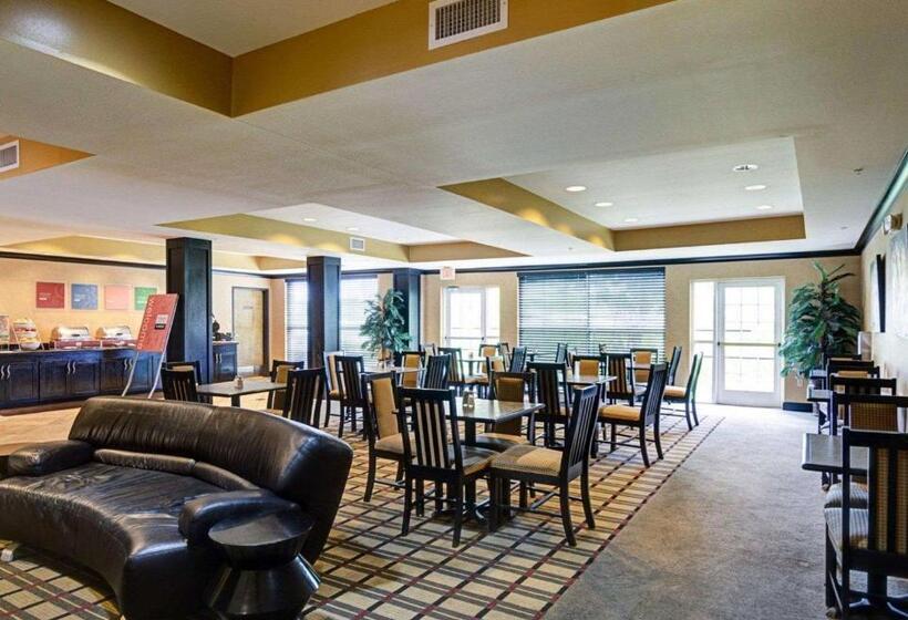 Отель Comfort Suites