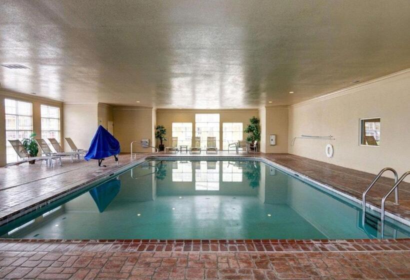 Отель Comfort Suites