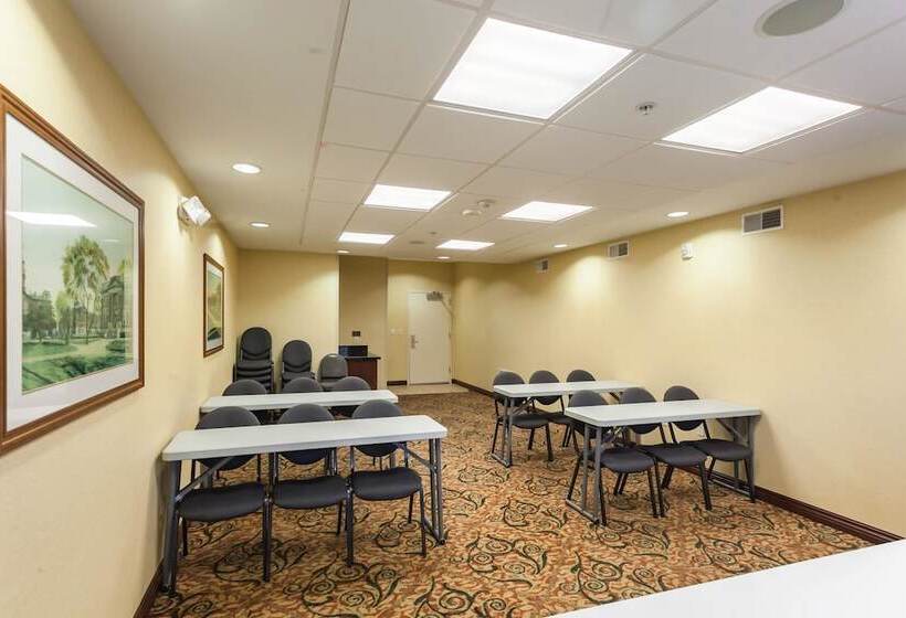 호텔 Comfort Suites East Lincoln Mall Area