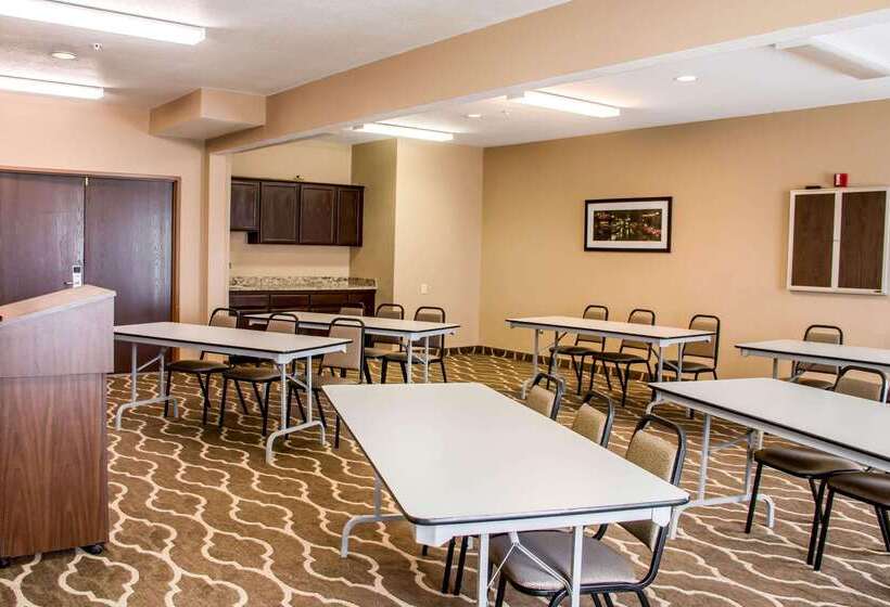 فندق Comfort Suites