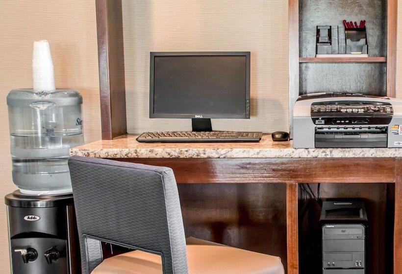 فندق Comfort Suites