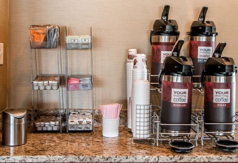 فندق Comfort Suites