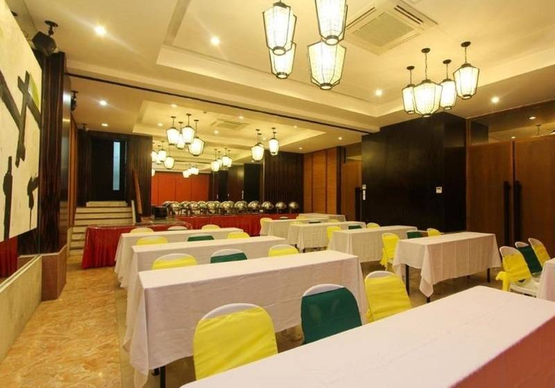 Otel Crown Regency Beach Resort