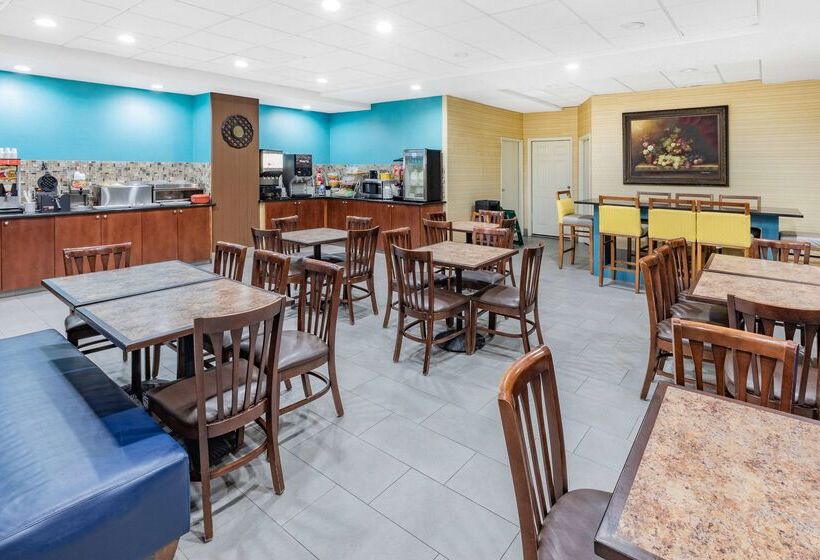 Отель Days Inn & Suites By Wyndham San Antonio Near Frost Bank Center