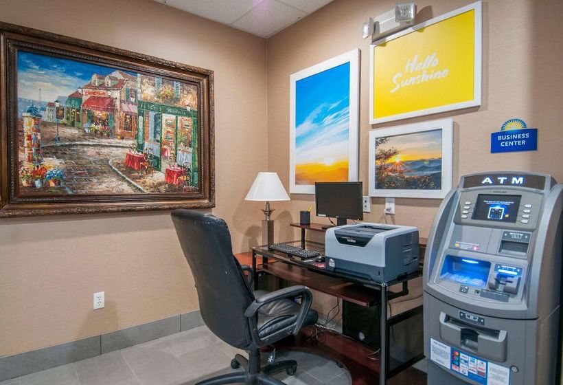 Отель Days Inn & Suites By Wyndham San Antonio Near Frost Bank Center