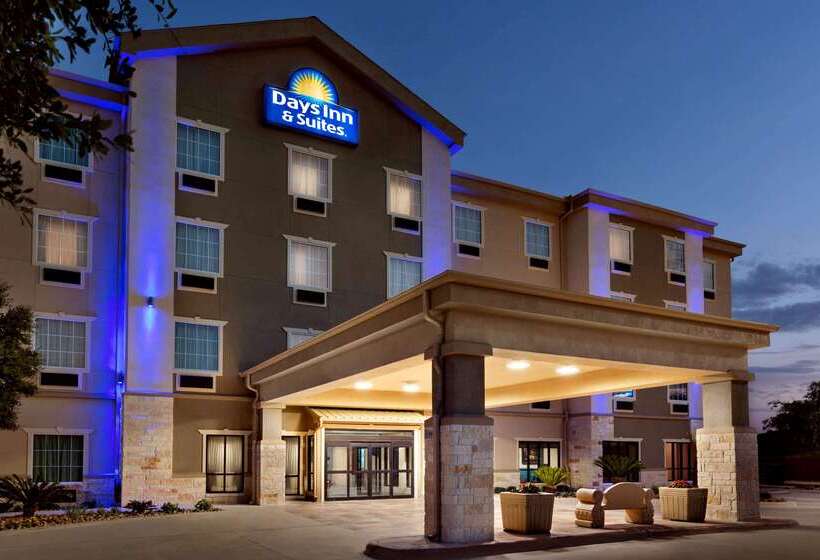 Отель Days Inn & Suites By Wyndham San Antonio Near Frost Bank Center
