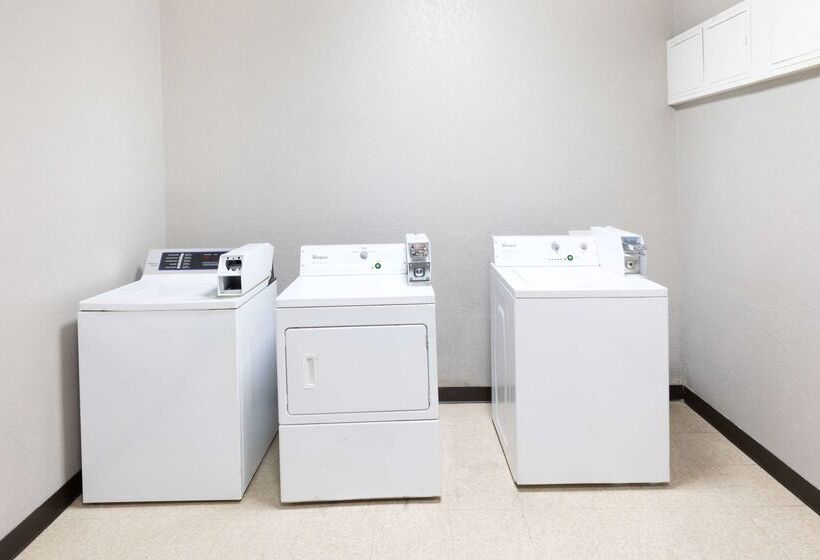 Отель Days Inn & Suites By Wyndham San Antonio Near Frost Bank Center