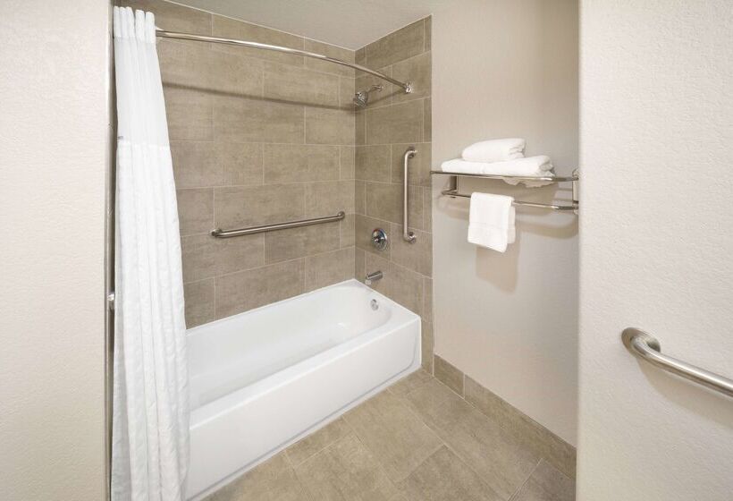 Отель Days Inn & Suites By Wyndham San Antonio Near Frost Bank Center