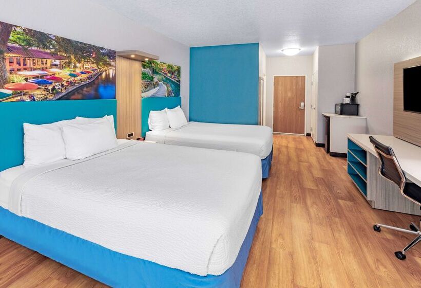 호텔 Days Inn & Suites By Wyndham San Antonio Near Frost Bank Center