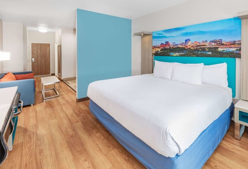 Отель Days Inn & Suites By Wyndham San Antonio Near Frost Bank Center