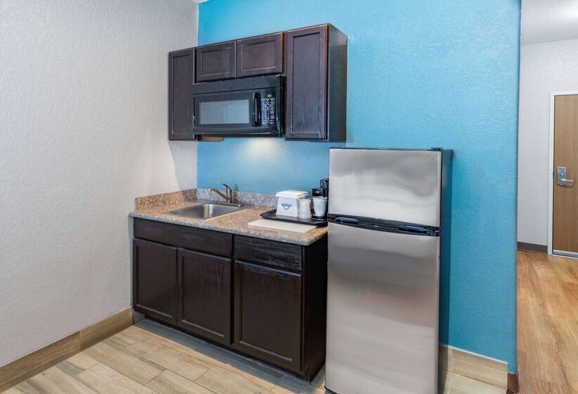 Отель Days Inn & Suites By Wyndham San Antonio Near Frost Bank Center