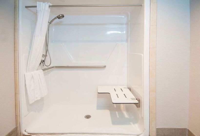 Отель Days Inn & Suites By Wyndham San Antonio Near Frost Bank Center