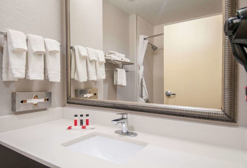 호텔 Days Inn & Suites By Wyndham San Antonio Near Frost Bank Center