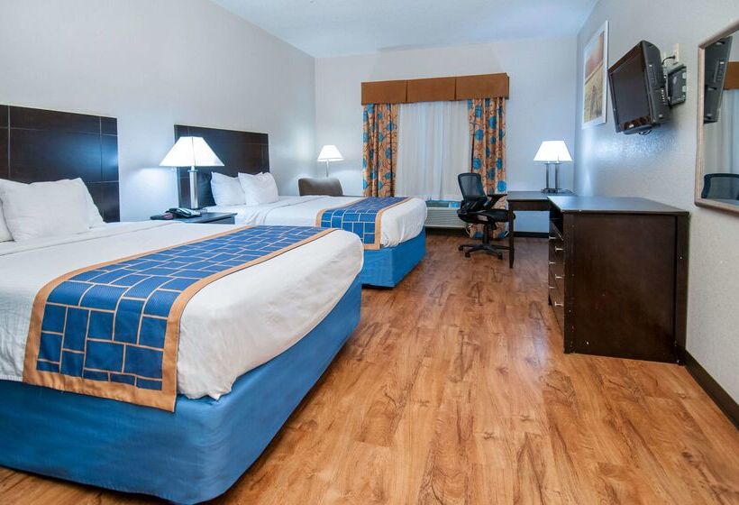 Отель Days Inn & Suites By Wyndham San Antonio Near Frost Bank Center