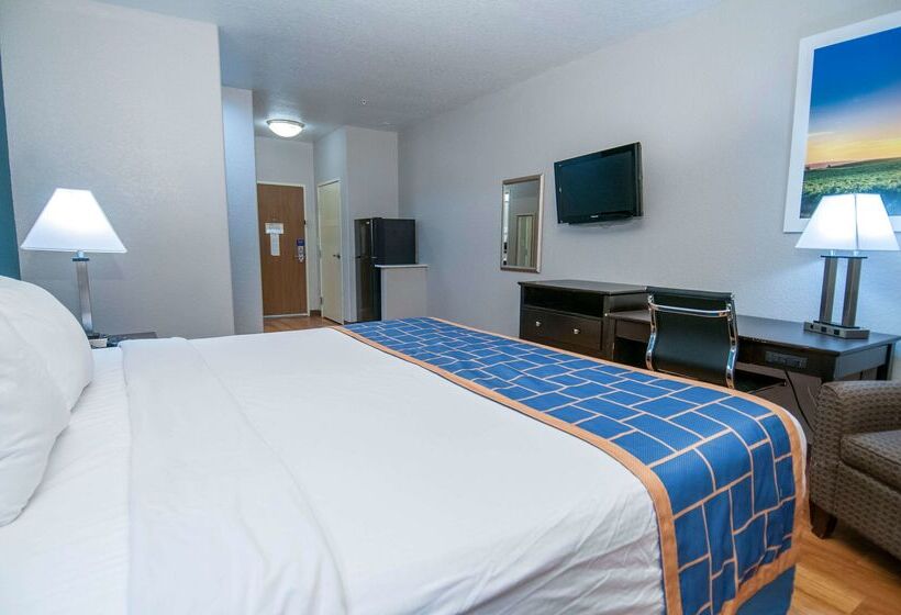 Отель Days Inn & Suites By Wyndham San Antonio Near Frost Bank Center