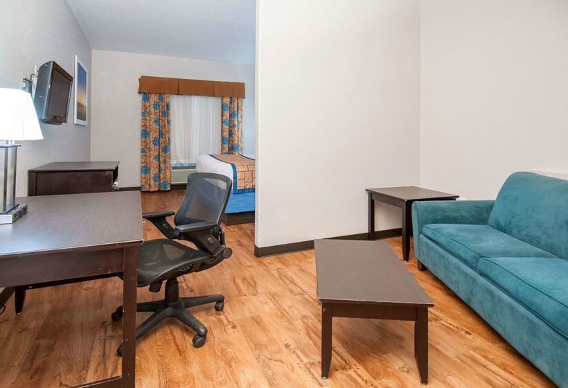 Отель Days Inn & Suites By Wyndham San Antonio Near Frost Bank Center