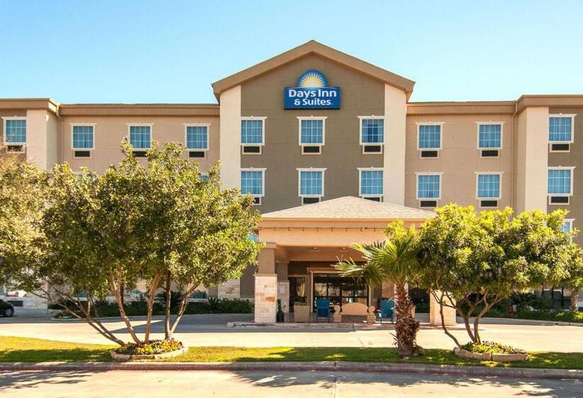 Отель Days Inn & Suites By Wyndham San Antonio Near Frost Bank Center