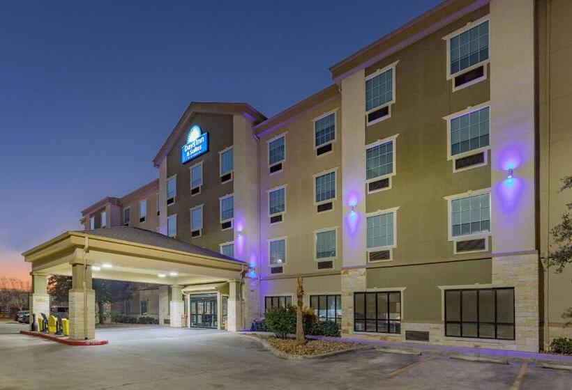 Отель Days Inn & Suites By Wyndham San Antonio Near Frost Bank Center