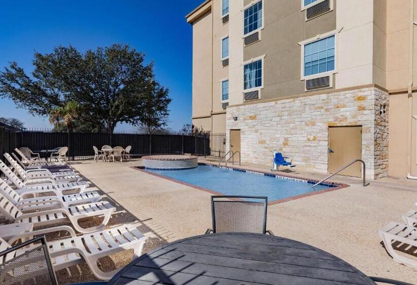 Отель Days Inn & Suites By Wyndham San Antonio Near Frost Bank Center