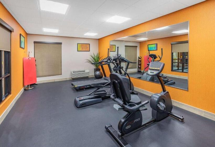 Отель Days Inn & Suites By Wyndham San Antonio Near Frost Bank Center