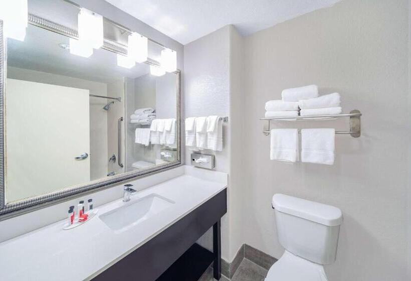 Отель Days Inn & Suites By Wyndham San Antonio Near Frost Bank Center