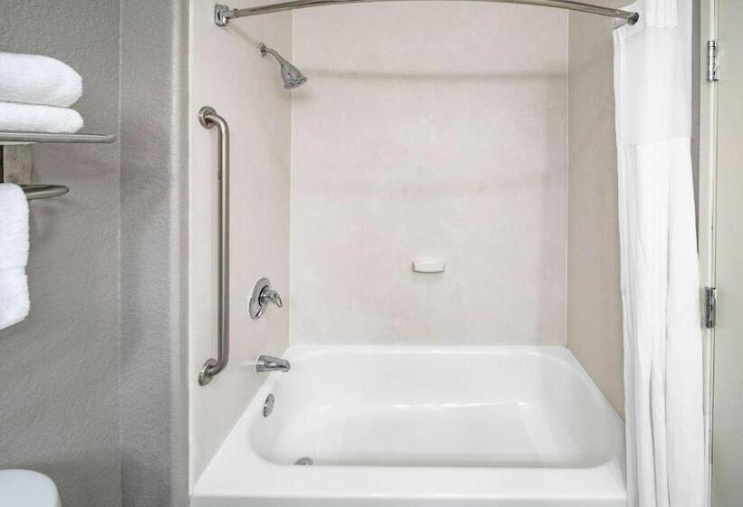 Отель Days Inn & Suites By Wyndham San Antonio Near Frost Bank Center