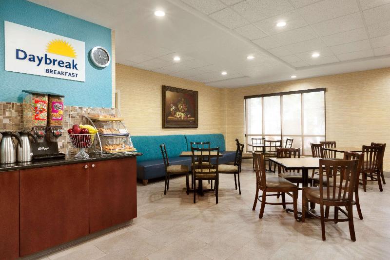 Отель Days Inn & Suites By Wyndham San Antonio Near Frost Bank Center