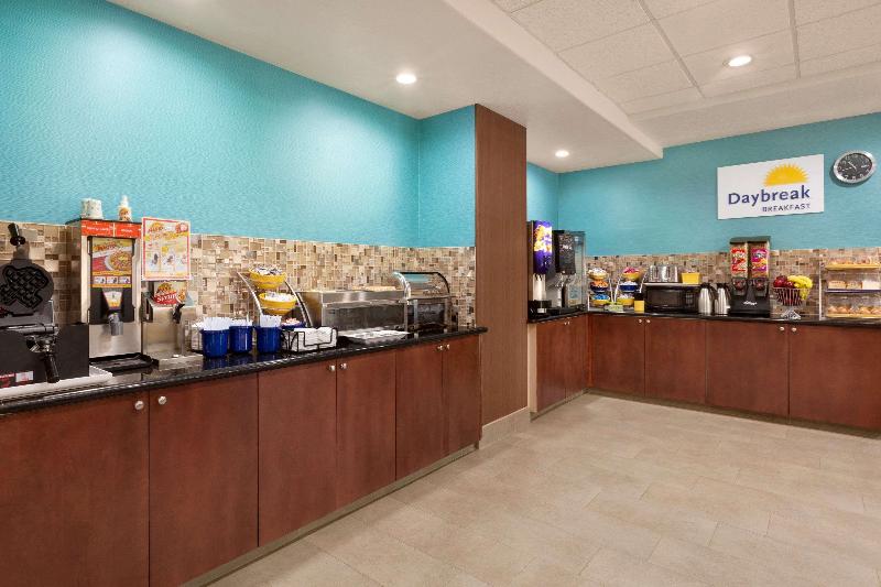 Отель Days Inn & Suites By Wyndham San Antonio Near Frost Bank Center