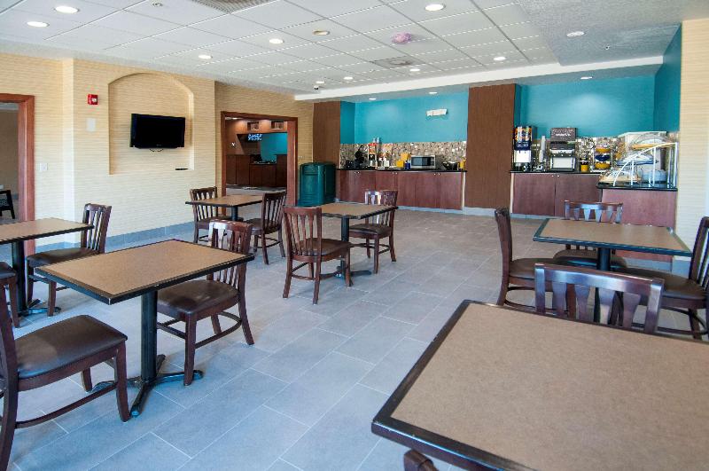 Отель Days Inn & Suites By Wyndham San Antonio Near Frost Bank Center