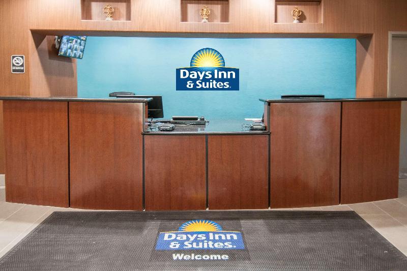 Отель Days Inn & Suites By Wyndham San Antonio Near Frost Bank Center