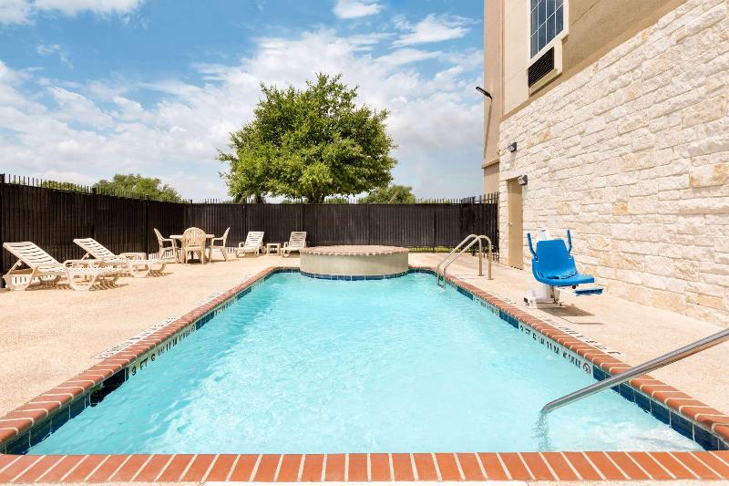 호텔 Days Inn & Suites By Wyndham San Antonio Near Frost Bank Center