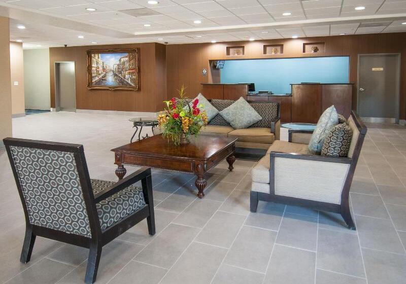 Отель Days Inn & Suites By Wyndham San Antonio Near Frost Bank Center