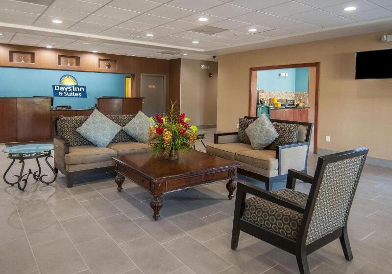 Отель Days Inn & Suites By Wyndham San Antonio Near Frost Bank Center