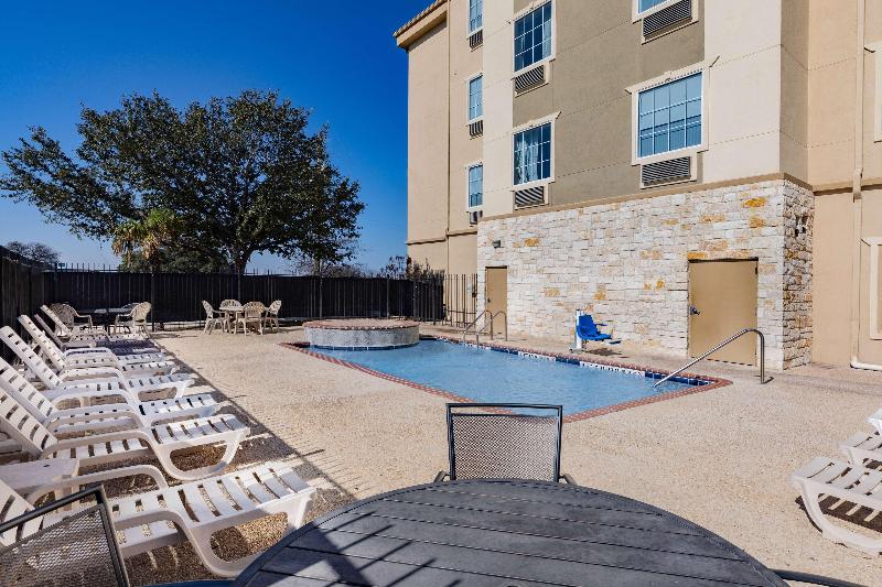 Отель Days Inn & Suites By Wyndham San Antonio Near Frost Bank Center
