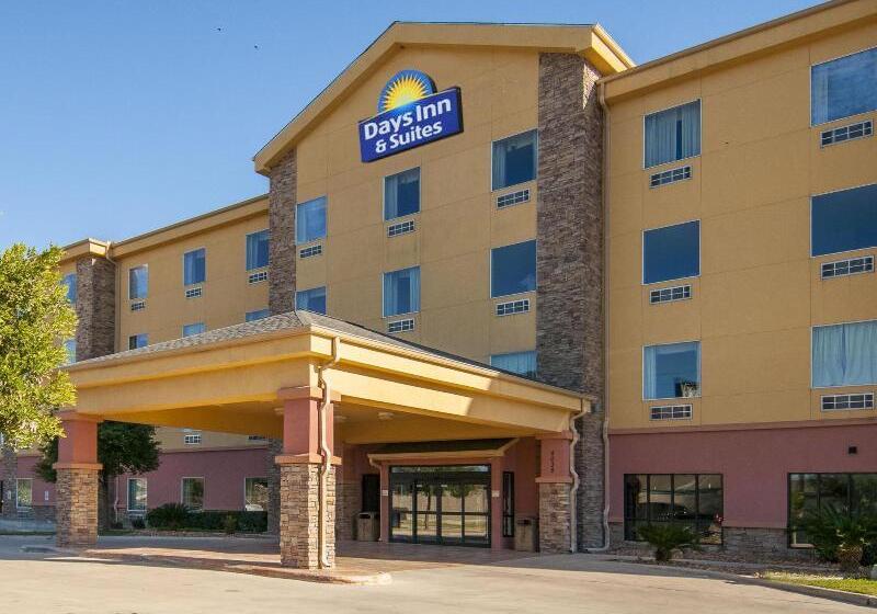 호텔 Days Inn & Suites By Wyndham San Antonio Near Frost Bank Center