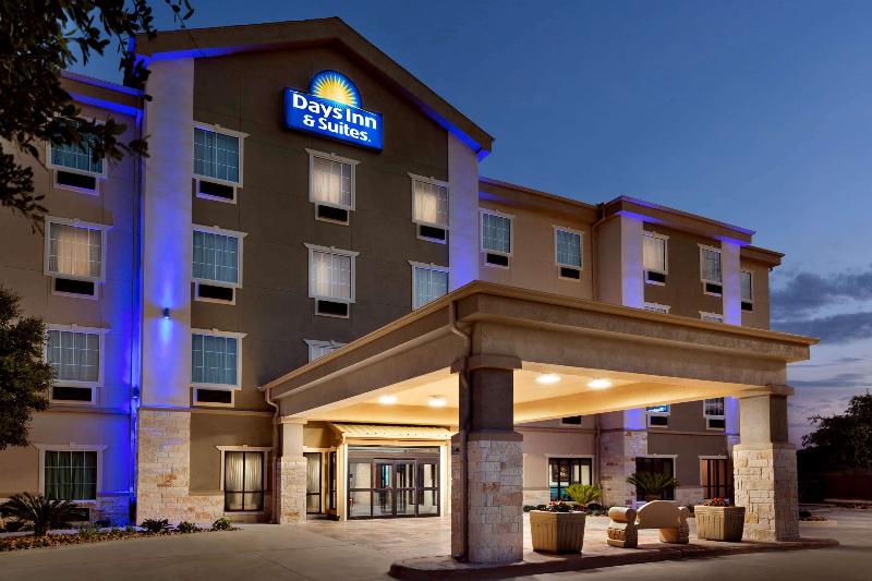 Отель Days Inn & Suites By Wyndham San Antonio Near Frost Bank Center