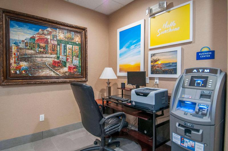 Отель Days Inn & Suites By Wyndham San Antonio Near Frost Bank Center