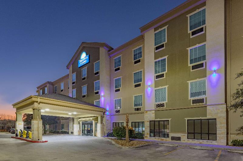 Отель Days Inn & Suites By Wyndham San Antonio Near Frost Bank Center