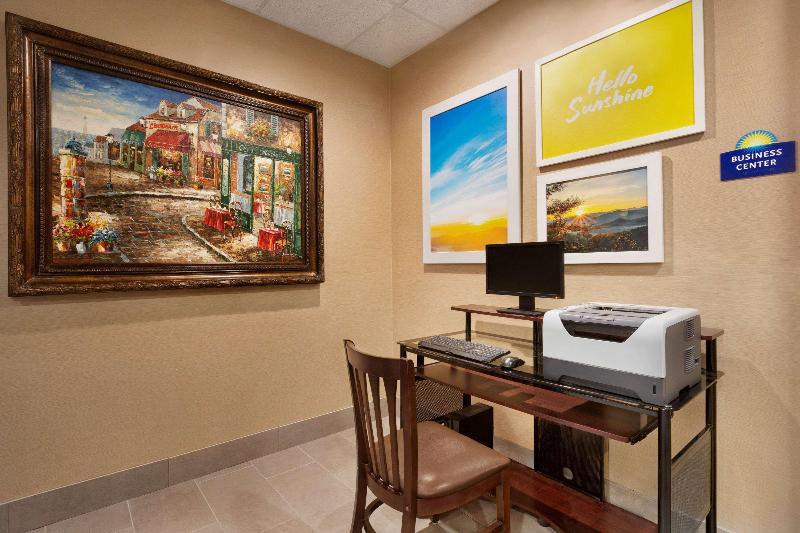 호텔 Days Inn & Suites By Wyndham San Antonio Near Frost Bank Center