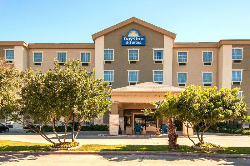 Отель Days Inn & Suites By Wyndham San Antonio Near Frost Bank Center