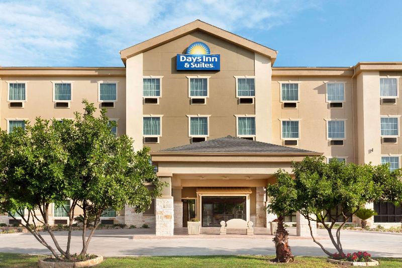 Отель Days Inn & Suites By Wyndham San Antonio Near Frost Bank Center