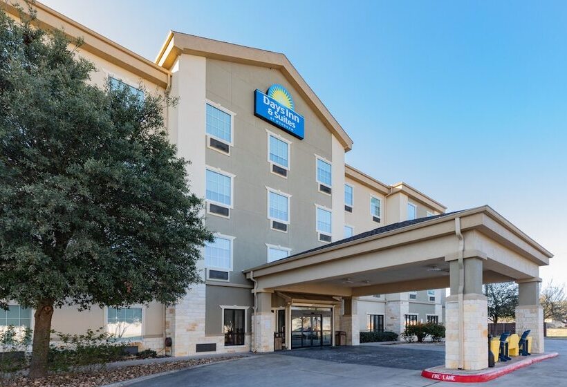 Отель Days Inn & Suites By Wyndham San Antonio Near Frost Bank Center