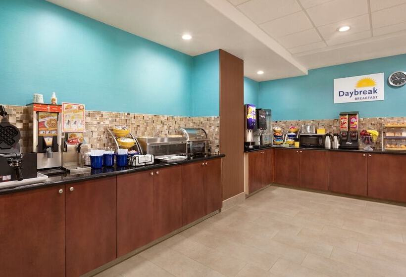 Отель Days Inn & Suites By Wyndham San Antonio Near Frost Bank Center