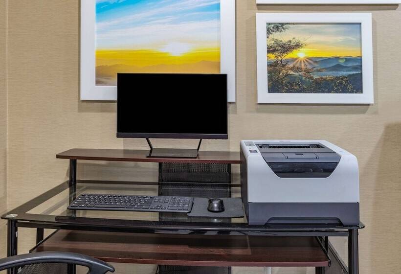 Отель Days Inn & Suites By Wyndham San Antonio Near Frost Bank Center